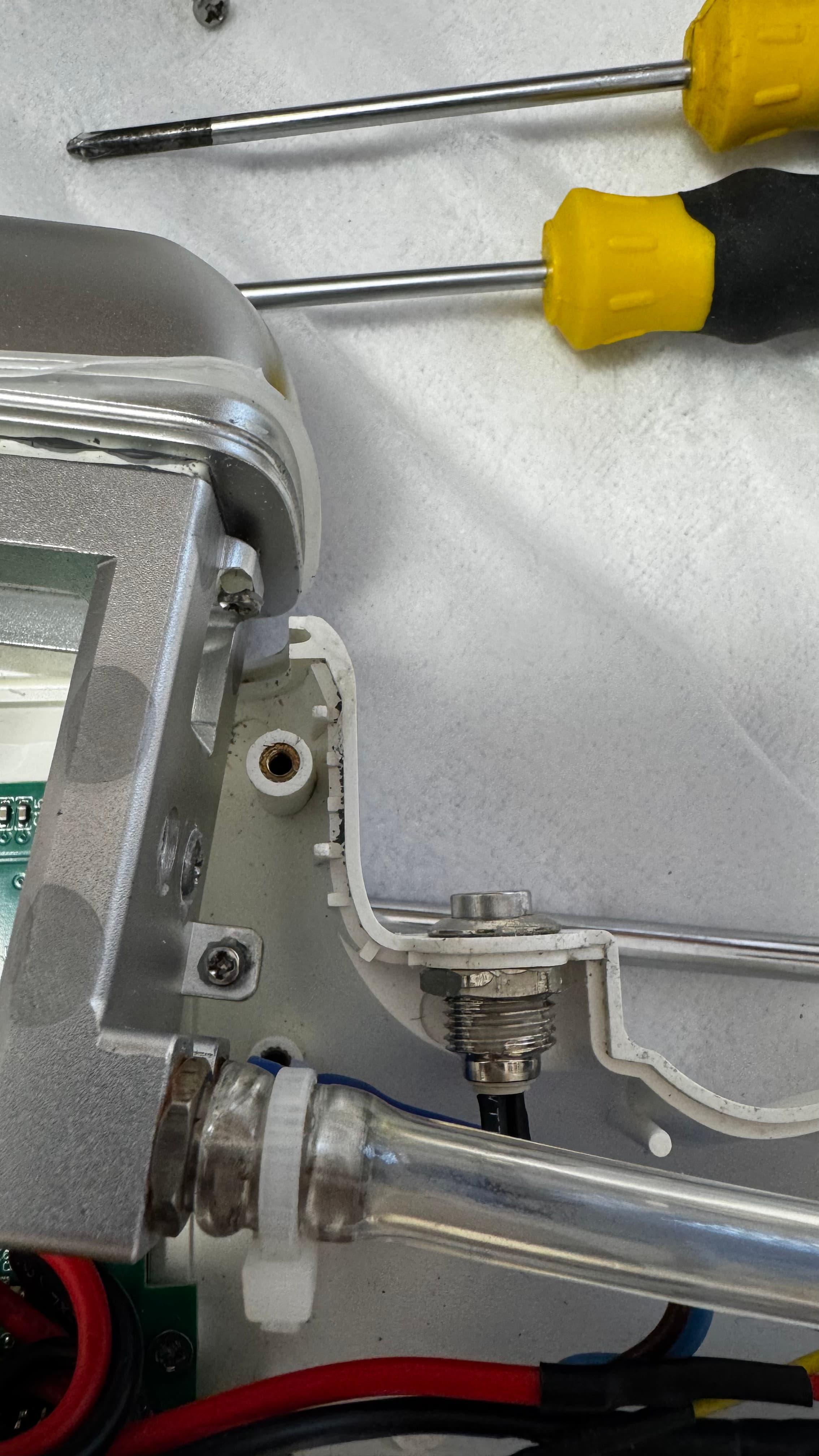 Wnętrze rozebranej głowicy lasera diodowego podczas diagnostyki