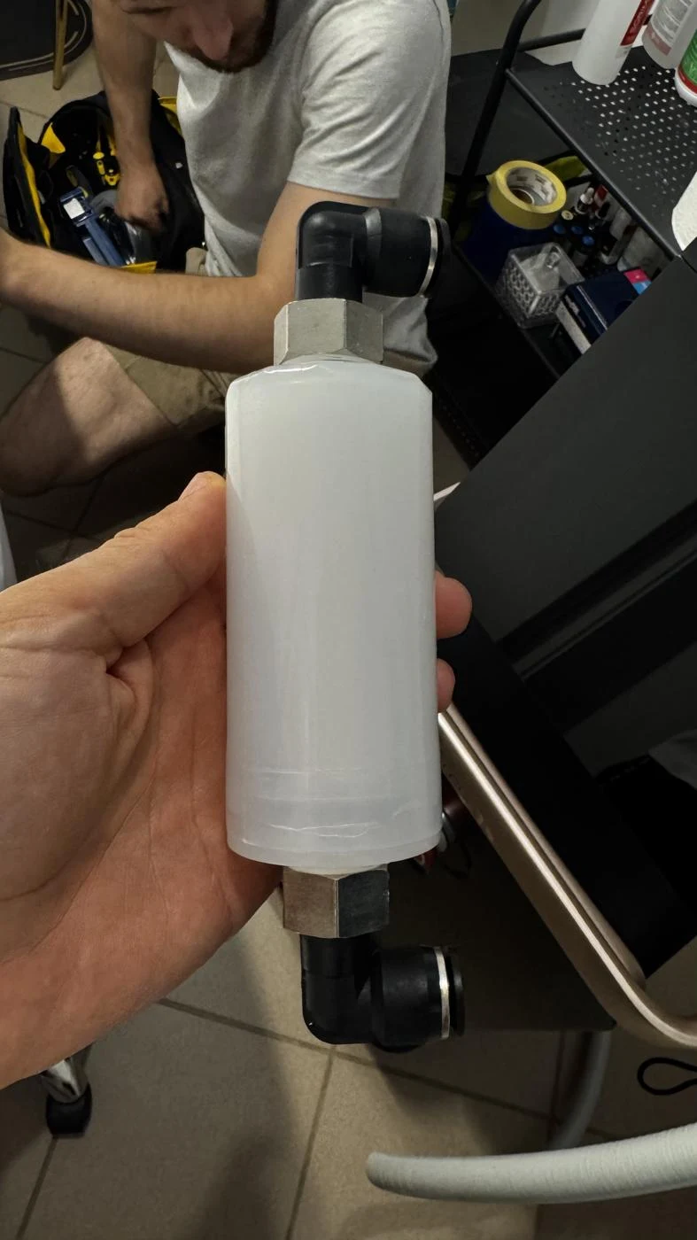 Filtr ze złączami podczas przeglądu ESTELASE POWER P-808L