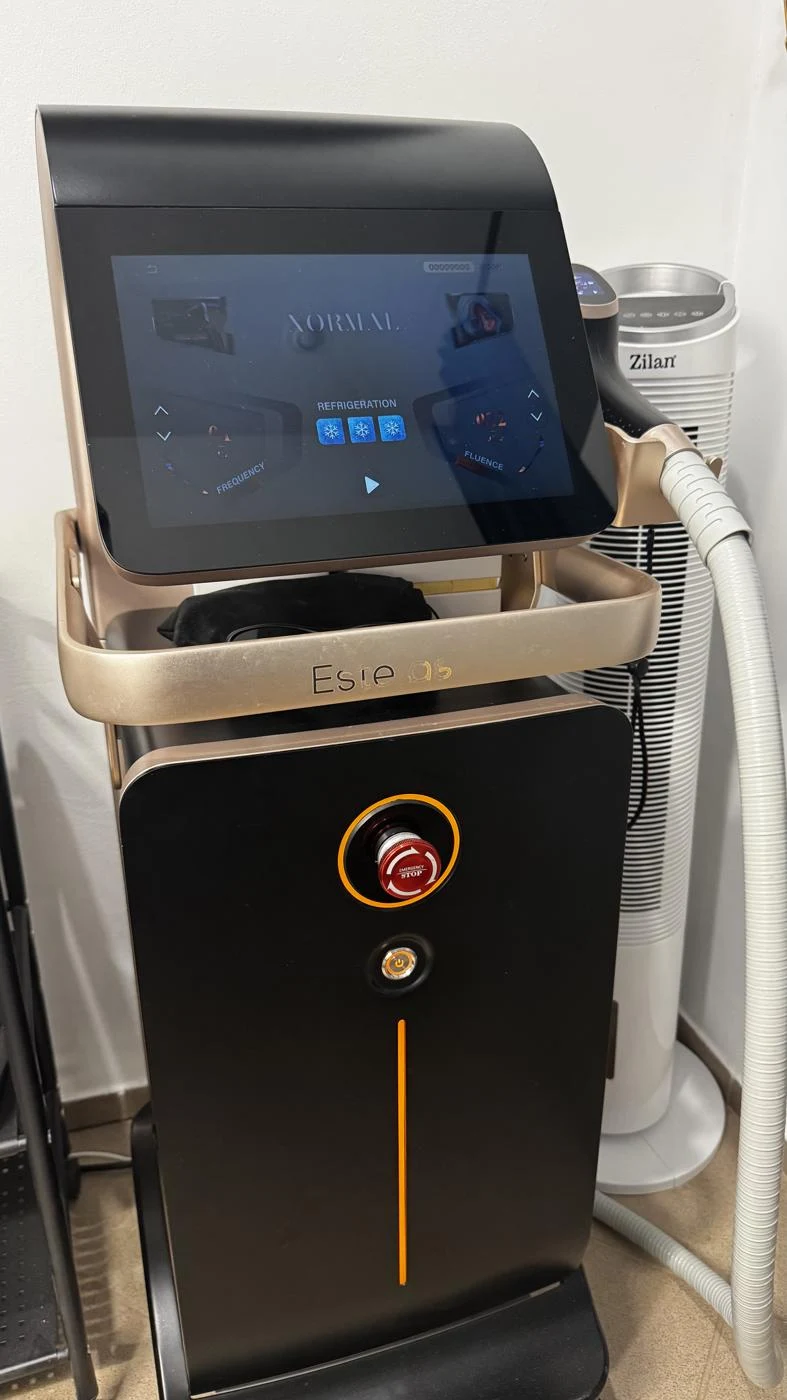 Laser ESTELASE POWER P-808L z włączonym panelem po planowym przeglądzie